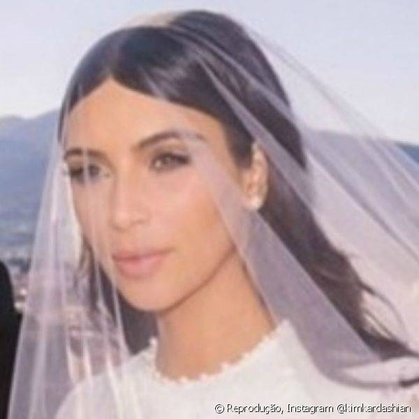 Kim Kardashian optou pelo cl?ssico esfumado preto para subir ao altar